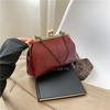 Bolsa Transversal Elegante em Formato de Concha para Mulheres 2023 Novo Estilo Coreano Versátil Bolsa de Mão com Corrente Bolsa de Ombro Texturizada Vermelha