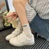 Zapatillas Blancas Talla Grande para Mujer para Comercio Exterior 2025 Versátiles de Nicho Cómodas Simples sin Cordones con Velcro Zapatos de Entrenamiento Estilo Universitario