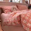Estilo minimalista, gasa de doble capa Clase A, juego de ropa de cama a cuadros rojos de cuatro piezas, incluye sábana bajera, suave y transpirable, adecuado para dormitorios de estudiantes, juego de tres piezas