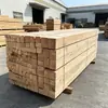 La madera aserrada de madera maciza tiene alta resistencia a la flexión, soporte estable, es fácil de procesar y es resistente a la compresión para sitios de construcción.