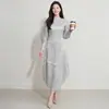 Conjunto Plissado Estilo Miyake para Mulheres, Novo Estilo Primavera e Outono, Top com Gola Meia-Alta e Mangas Bufantes, Conjunto de Duas Peças com Saia Irregular