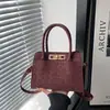 Bolso de Mano de Lujo Retro de Nicho para Mujer 2026 Nueva Moda Textura Bolsa Cuadrada Pequeña Bolso Cruzado Versátil Primavera y Verano