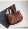 Bolsa de ombro acolchoada xadrez Nova outono e inverno 2023 bolsa tote xadrez macio de grande capacidade moda estilo ocidental para mulheres