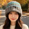 Gorro de punto a rayas bordado con cachorro lindo para mujer, estilo coreano de otoño e invierno, versátil, adelgazante para la cara, circunferencia de cabeza grande, gorro cálido