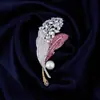 Broche de Pluma de Perla de Agua Dulce Natural de Alta Gama para Mujer, Pin de Accesorio de Traje de Alta Gama Incrustado con Piedras Preciosas de Colores y Circonita
