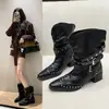 Nuevas botas cortas versátiles 2026 para adelgazar y aumentar la altura en otoño, botas de media pantorrilla, botas de moda estilo europeo y americano con remaches, tacones gruesos y puntas afiladas para mujer