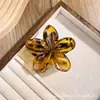 Presilha de cabelo de flor de frangipani de leopardo nova transfronteiriça, presilha de cabelo de flor de bauhinia de temperamento, presilha de tubarão de laca de pérola, acessórios de cabelo femininos