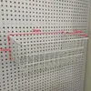 Acessórios para painel perfurado redondo de 16 furos, incluindo cestos suspensos, baldes suspensos, divisórias, prateleiras e componentes de estante de armazenamento