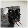 Bolso de Hombro Simple de Plata Estilo Coreano para Mujer Modelo Nuevo 2025 Versátil Texturizado para el Trabajo Cadena Cruzada Bolso Cubo Debajo del Brazo