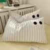 Nueva funda de almohada de un solo producto teñida en hilo - Serie de bordado de toalla con ojos grandes - Funda de almohada, bonita y cómoda