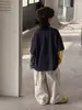 Calça Infantil 2026 Meninos Primavera Nova Estilo Vintage Desgastado Tendência Cool Bolso Canguru Patchwork Estilo Coreano Calça Cargo para Crianças