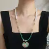 Guofeng Diseño Vintage de Alta Calidad Cristal Artificial de Alto Brillo Perla Cordón de Esmeralda Natural Candado Ruyi Collar Suéter