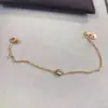 Collar de OVNI de alta gama con un solo diamante, cadena para la clavícula de oro V chapado en oro de 18 quilates con un solo diamante y disco pequeño para mujer, disponible para venta al por mayor