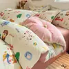 Nuevo juego de ropa de cama de cuatro piezas de grado A para 2026, seguro para bebés, con forro de felpa, engrosado, de terciopelo de leche y suave, cálido, con un estampado fresco y ligero para uso doméstico