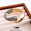 Pulsera Abierta Bicolor con Forma de Gota de Agua y Cruz Brillante Diseño de Pulsera de Personalidad Moda Europea y Americana Joyería de Nicho para Mujeres Venta al por Mayor