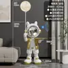 Grande Ornamento de Chão de Astronauta Tendência Cool Luxo Leve Homem Espacial Segurando Lâmpada Decoração para Sala de Estar e Gabinete de TV Presente de Inauguração