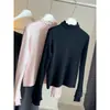 Camiseta base de punto con cuello semialto fruncido de doble capa para mujer, adecuada para usar en capas en otoño e invierno, top de punto pullover elegante y ajustado.