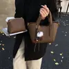 Bolsa de Mão Feminina de Alta Qualidade Versátil de Nicho Novo 2025 Textura Retrô Ombro Único Transversal Balde Bolsa para o Dia a Dia