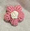 Broche de flores pequenas de crochê de lã fofo e doce, roupas decorativas, cachecol de flores, decoração de chapéu