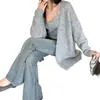 Fotos reales de la nueva colección otoño 2026: un cárdigan de punto relajado y holgado combinado con un top tipo camisola seductor con ribete de encaje - un conjunto de dos piezas