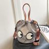 2025 Nuevo Estilo Bolso Cruzado de Hombro Casual Personalizado Bolsa Cubo Casual de Tela de Nylon con Caricatura Divertida de Ojos Grandes para Mujeres
