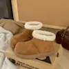Botas de nieve lindas y originales de talla grande para mujer, botas de nieve impermeables para el invierno 2025, botines cortos peludos, suela gruesa, forro de felpa y zapatos de algodón gruesos.