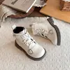 Botas de Couro com Design de Coração Tendência para Crianças 2026 Outono/Inverno Novo Estilo Botas Martin Pretas de Cano Curto com Solado Macio Versátil para Meninas