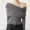 Top preto tomara que caia para mulheres feito de fio core-spun, com um design único tomara que caia, caimento justo e estilo elegante, combinado com um top de malha de manga longa