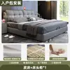 Cama tapizada suave con hebilla de rejilla cuadrada minimalista moderna color blanquecino dormitorio principal cama doble de 1.8 m minimalismo italiano base baja cama de boda