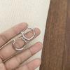 Pendientes Asimétricos Lisos de Plata Casuales y Elegantes 2024 Nuevos Pendientes de Diseño Único de Nicho de Alta Gama