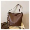Bolso de hombro de diseño nicho transfronterizo para mujer, modelo nuevo 2026, bolso cruzado de alta gama para el día a día, bolso tipo cubo versátil y moderno