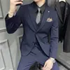 Novo terno masculino de dois botões, fenda dupla, lapela entalhada, corte slim, conjunto de três peças, estilo casual e versátil