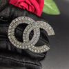 Broche de Letra Doble C con Pedrería Completa, Lujo Ligero y Estilo Sencillo, Adecuado para Traje y Abrigo de Lana, Elegante Pasador de Solapa Estilo Chanel