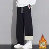 Calças casuais retas grossas com forro de fleece para homens, calças esportivas quentes de inverno 2026 com corte solto, calças compridas simples, modernas e versáteis
