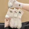Meias Brancas de Cano Médio para Outono para Mulheres, Amigáveis à Pele, Respiráveis, Confortáveis, Fofas, Casuais, Versáteis