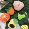 Novos acessórios de algodão de pelúcia de desenho animado série frutas morango abacate decorações de roupa boneca fofa