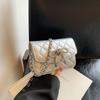 Bolsa Pequena Bordada com Pedras para Mulheres 2024 Primavera e Verão Nova Bolsa Transversal com Corrente Design Laço Bolsa Quadrada Pequena Personalizada