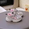 Zapatos Deportivos de Malla Transpirable para Estudiantes Niños y Niñas, Ligeros Antideslizantes Estilo Papá para Niños, Moda Primavera 2026