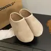 Meias Pantufas Fechadas Estilo Birkenstock Bordadas Retrô para Mulheres, Novo Modelo Primavera e Outono 2025 com Aumento Oculto de Altura, Pantufas Casuais