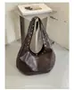 2026 Nueva Bolsa Tote Remachada de Gran Capacidad para Viajeros Diarios para Mujeres Transfronteriza de Gama Alta Retro con Remaches Bolsa de Hombro Individual