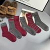 Calcetines altos de tubo a rayas con letras retro rojas y grises, estilo académico, calcetines de moda ondulados, una generación de cabello