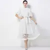 Foto Real de un Vestido Romántico Estilo Francés con Bordado Floral Tridimensional, Cuello Alto, Mangas Largas, Ceñido a la Cintura, Elegante Vestido de Corte A que Alarga la Figura