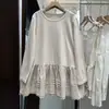 Camiseta blanca de manga larga con ribete de encaje de ballet para mujer, atuendo de otoño 2026, combinada con una camiseta interior