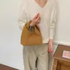 Bolsa minimalista moderna 2026 outono modelo novo estiloso e único para mulheres, bolsa de camurça plissada de alta estética bolsa nuvem para mulheres