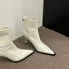 Botines negros de punta fina, una opción elegante y estilizada para mujer, con tacón alto, cremallera trasera y diseño versátil con un tacón fino.