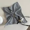 Pañuelo cuadrado de cuadros finos en blanco y negro, scrunchie para mujer, goma de pelo extragrande, accesorio cuadrado para la cabeza de estilo casual, accesorio versátil para el cabello