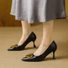 Estilo francés retro marrón otoño nuevo profesionales tacones altos de punta aguja mujer hebilla metálica tacón de gatito temperamento para ir al trabajo zapatos de vestir