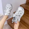 Tênis retrô de sola grossa estilo "dad shoes" para mulheres, novo modelo outono 2026, tênis de trilha em malha respirável e versátil, tênis casuais alemães para treino