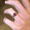 Anillo Popular de Xiaohongshu Vintage Deslumbrante Rojo Rosa Diamante Huevo de Paloma, Exquisito y Elegante, Realza el Cutis, Adecuado para el Dedo Índice
