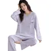 Pijama de manga larga y pantalón largo en stock para mujer, nuevo estilo de otoño, cuello redondo, sin cierre, diseño de dibujos animados, casual, se puede usar afuera, ropa de estar de algodón, juego de dos piezas